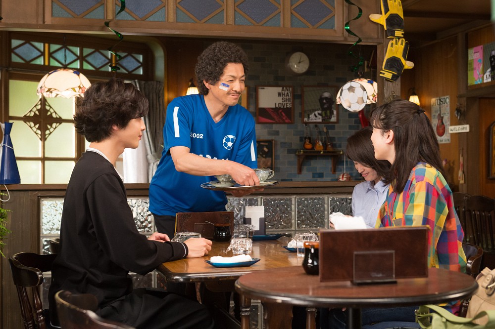 連続テレビ小説「半分、青い。」第９８話の１場面。ドラマの舞台はサッカーＷ杯日韓大会が開催された０２年に。「喫茶おもかげ」のマスター・シロウ（東根作寿英、左から２人目）も日本代表応援スタイル（Ｃ）ＮＨＫ