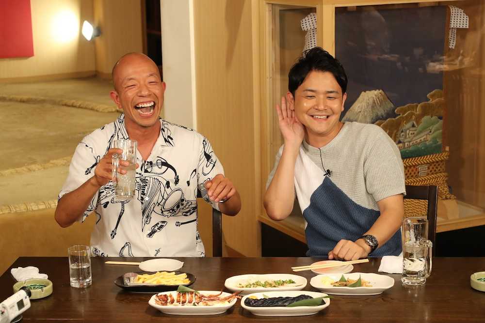 関西テレビ特番「実は○○で食べてます」でグラス片手に爆笑トークする小峠英二（左）と「千鳥」ノブ