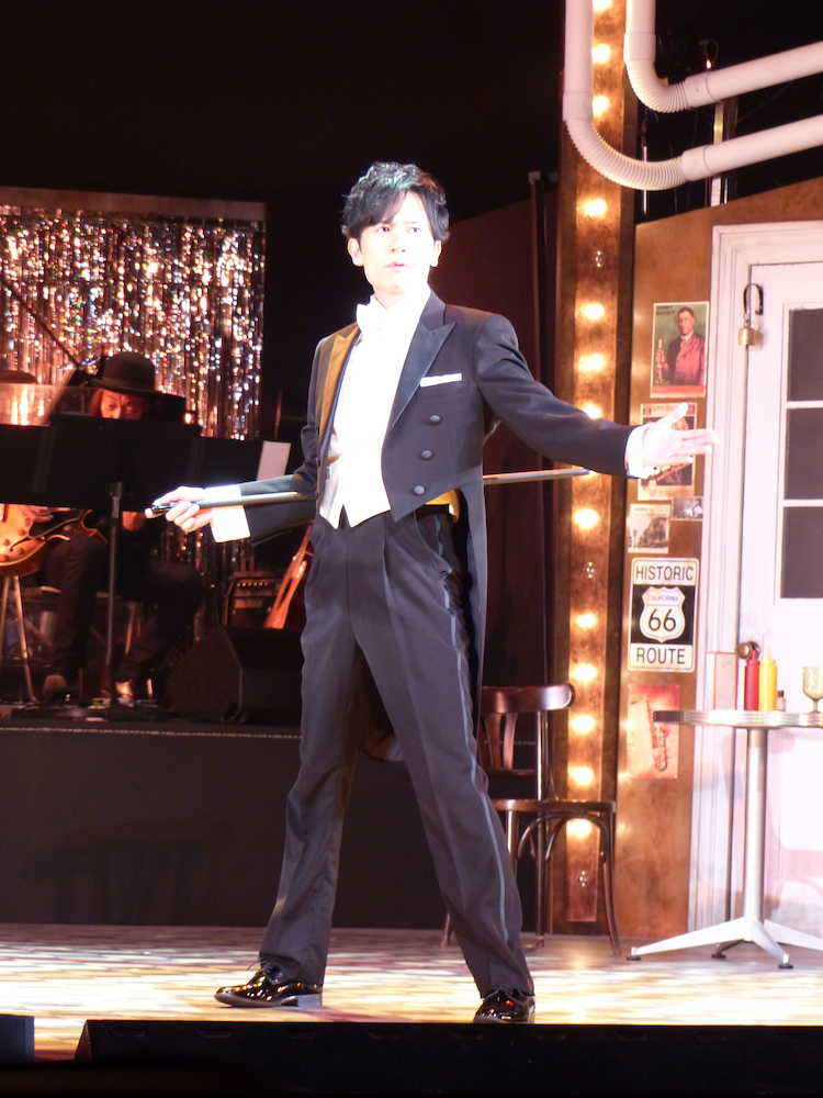 主演ミュージカル「ＦＲＥＥ　ＴＩＭＥ，ＳＨＯＷ　ＴＩＭＥ　“君の輝く夜に”」でえんび服にステッキを持ちダンスと歌を披露した稲垣吾郎