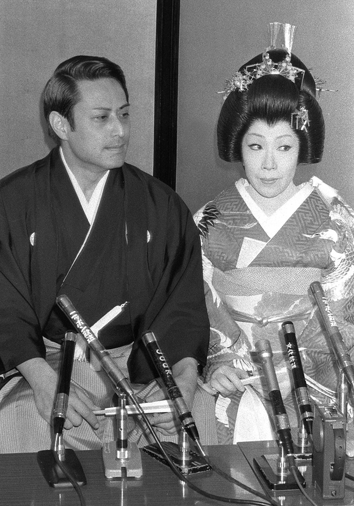７３年５月、結婚式を行った津川雅彦さんと朝丘雪路さん