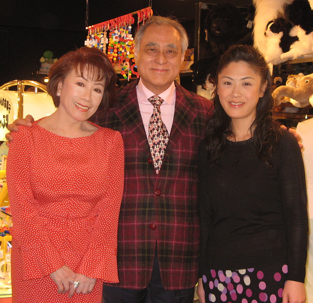０７年、玩具チェーン「グランパパ」横浜元町店オープンを親子で祝う（左から）朝丘雪路さん、津川雅彦さん、真由子