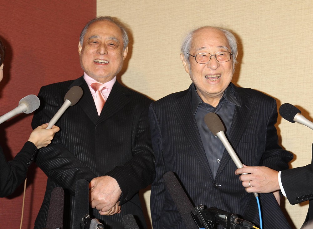 １０年１月、「南田洋子さんを偲（しの）ぶ会」で会見する津川雅彦さん（左）と兄の長門裕之さん