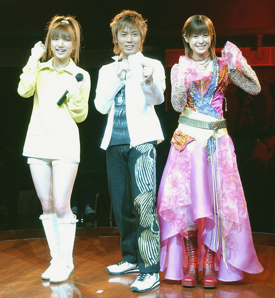 ２００２年、ミュージカル主演会見に登場した（左から）後藤真希、つんく♂、松浦亜弥