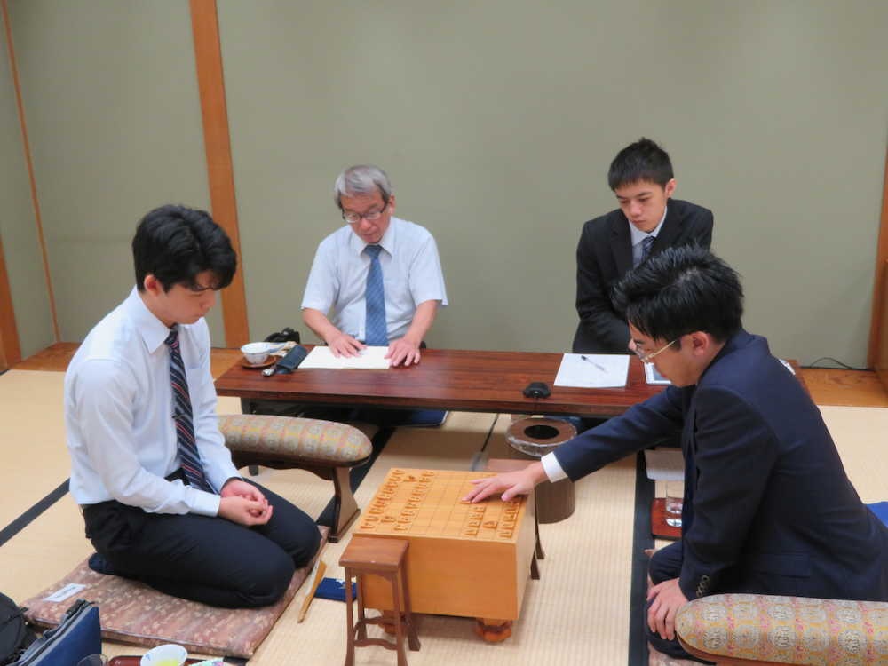 棋王戦本戦の挑戦者決定トーナメント２回戦で対戦した藤井聡太七段（左）と菅井竜也王位