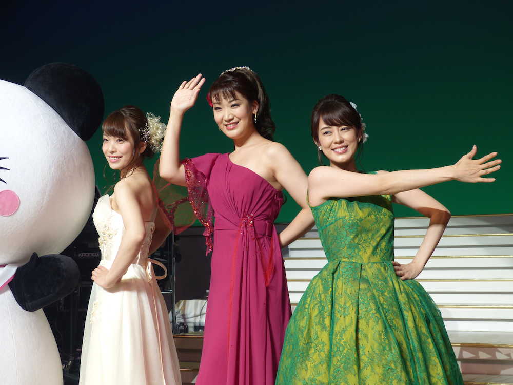 初のコンサートを行った新演歌三姉妹「雪・月・花」。左から、杜このみ、市川由紀乃、丘みどり。