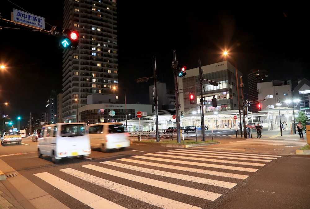 吉澤ひとみ容疑者が事故を起こした東中野駅前の交差点（撮影・篠原岳夫）
