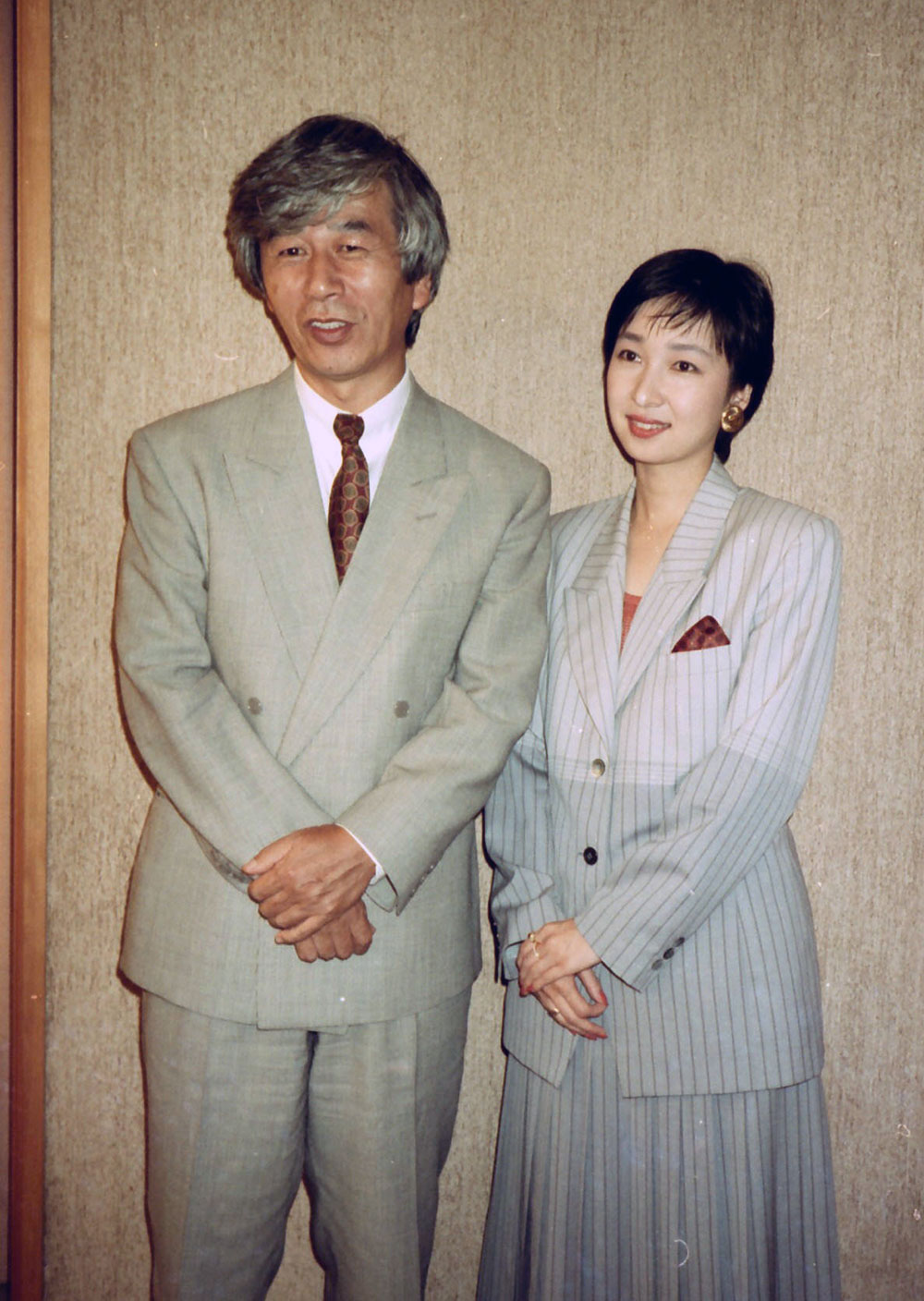８９年、番組のＰＲ会見で筑紫哲也さんと並び意気込みを語る浜尾朱美さん