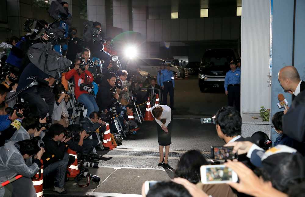 保釈された吉澤ひとみ被告は報道陣に歩み寄って頭を下げる（撮影・篠原岳夫）