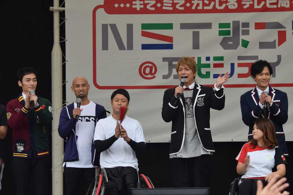 新潟市内でトークショーに出演した草なぎ（後列左端）香取（後列右から２人目）稲垣（後列右端）