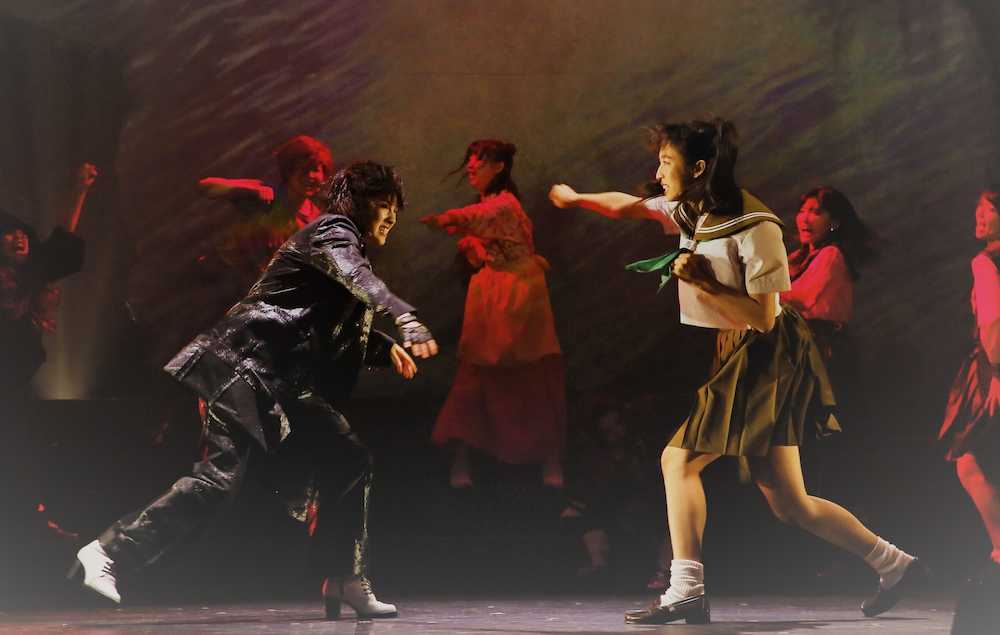 舞台「マジムリ学園」で戦うＡＫＢ４８の岡田奈々（左）と小栗有以（右）