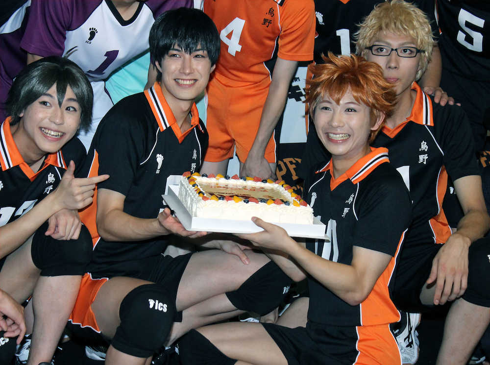 共演者からサプライズでバースデーケーキを贈られ笑顔の須賀健太（右から２人目）