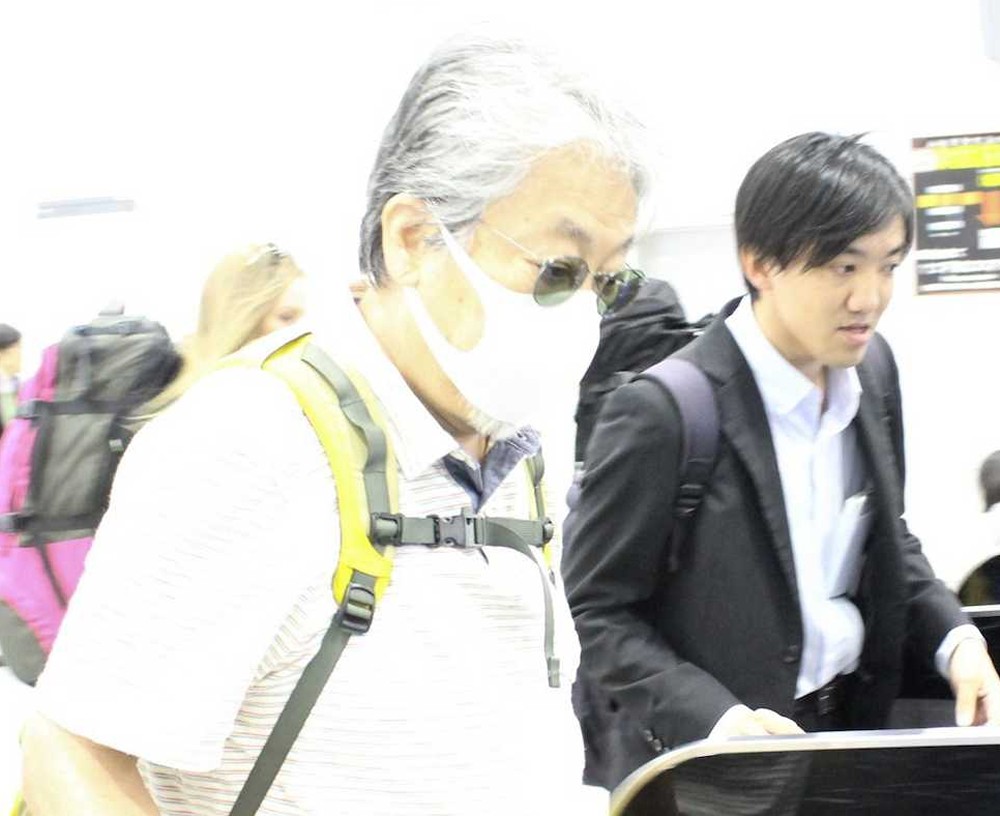 新大阪駅でスポニチ本紙記者の取材に応じる沢田研二