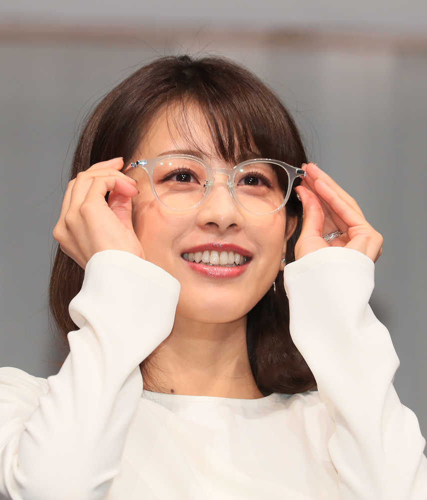 文化界部門で受賞した加藤綾子はメガネをかけて笑顔を見せる（撮影・尾崎　有希）