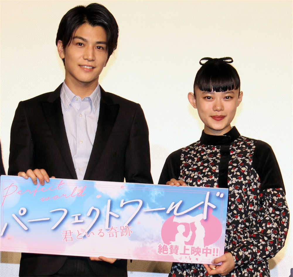 映画「パーフェクトワールド」の大ヒット記念舞台あいさつを行った岩田剛典（左）と杉咲花