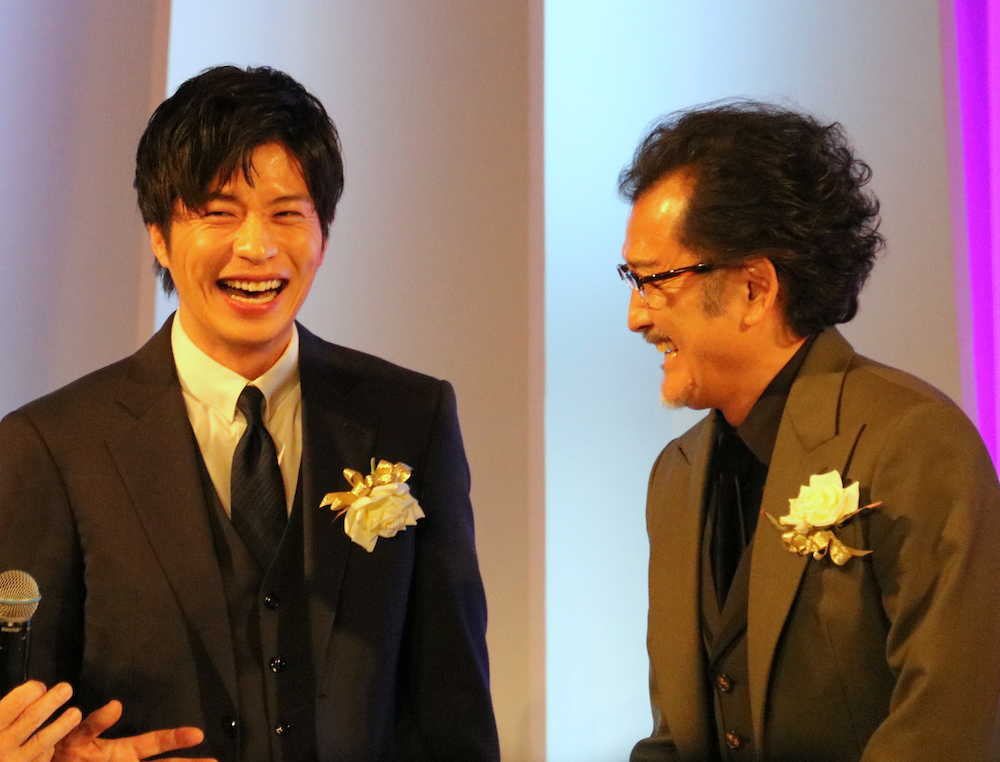 「東京ドラマアウォード２０１８」授賞式、連続ドラマ部門でグランプリを受賞して登壇した田中圭（左）と吉田鋼太郎