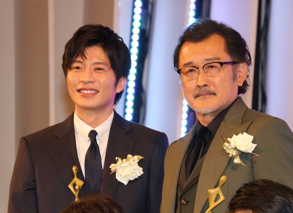 ＜「東京ドラマアウォード２０１８」授賞式＞連続ドラマ部門でグランプリを受賞して登壇した田中圭（左）と吉田鋼太郎