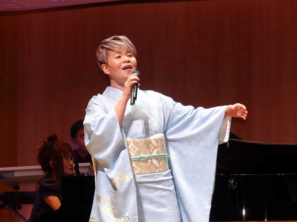 東京オペラシティコンサートホールでカバー曲を歌うコンサート「ＳＩＮＧＥＲ」を開いた島津亜矢