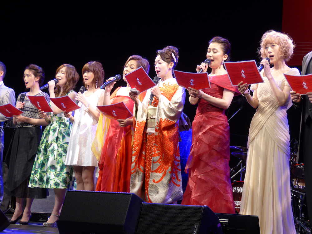 「リブ・フォー・ライフ音楽彩」でアメイジング・グレイスを歌う（左から）知念里奈、森口博子、松本伊代、柴田智子、大石まどか、一路真輝、涼風真世