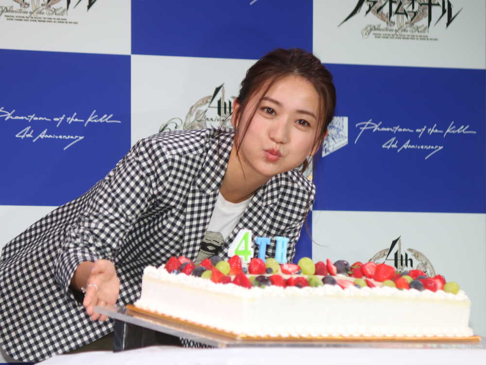 スマートフォン向けゲーム「ファントム　オブ　キル」新ＣＭ発表会で記念のケーキに笑顔を見せる大島優子
