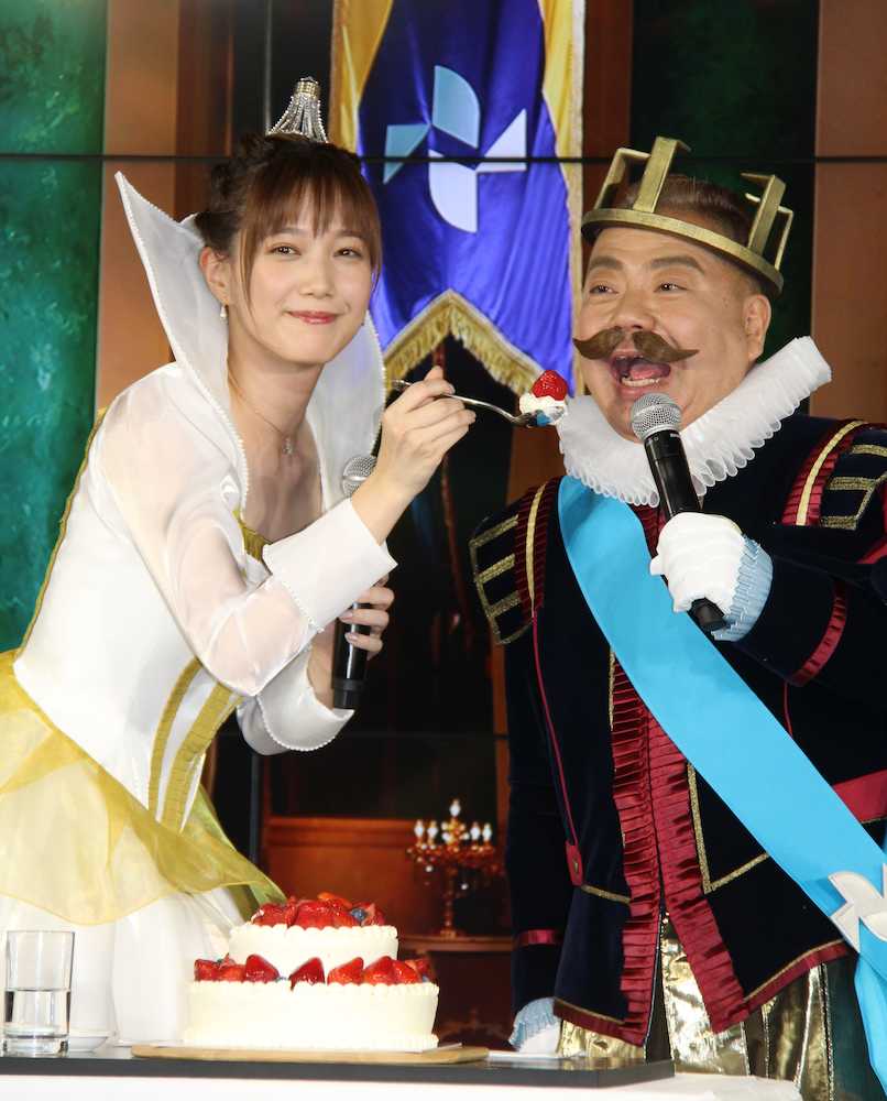 ニチガス新ＣＭ発表会でお姫様に扮した本田翼（左）にケーキを食べさせてもらう出川哲朗
