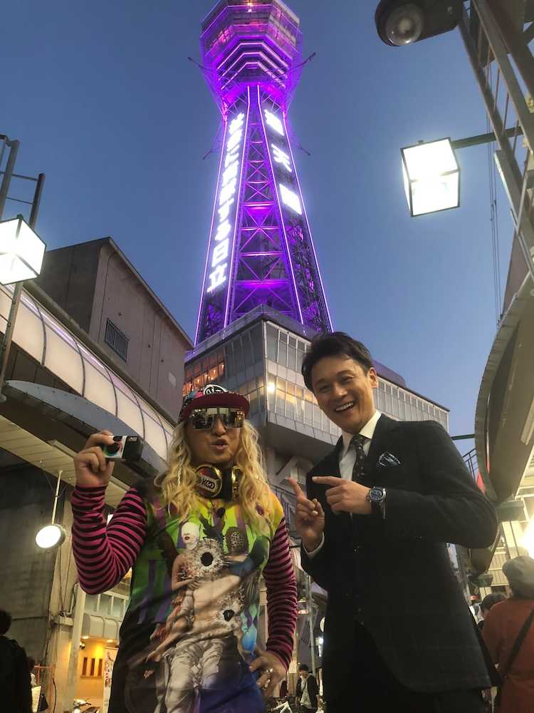 ＭＢＳテレビ「ちちんぷいぷい」のロケで通天閣を訪れたＤＪ　ＫＯＯ（左）と大吉洋平アナウンサー