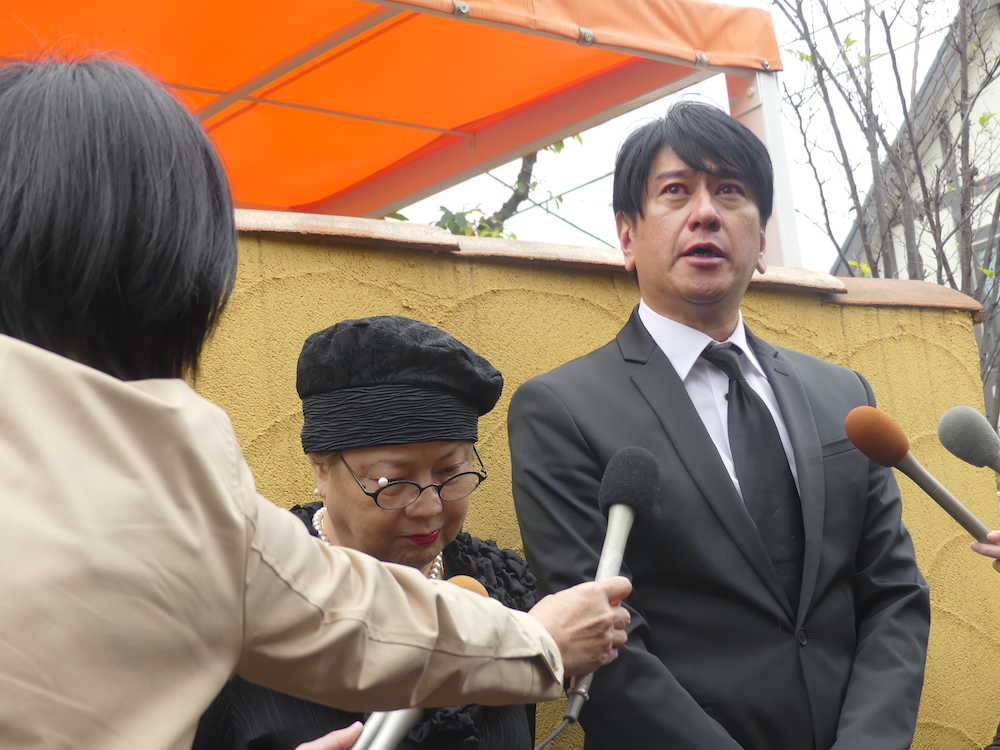 赤木春恵さんの弔問に訪れ、報道陣の取材に応じる事務所の後輩の大空真弓（中央）と川崎麻世（右）