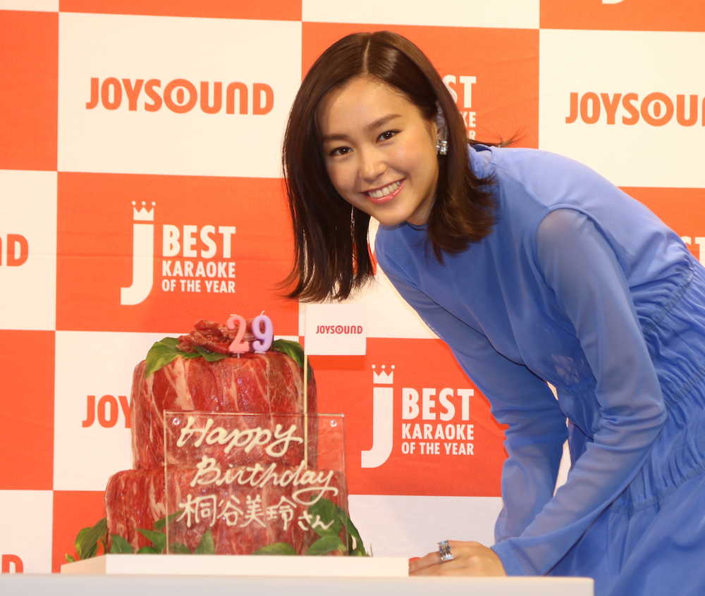 「ＪＯＹＳＯＵＮＤ　ＢＥＳＴ　ＫＡＲＡＯＫＥ　ＯＦ　ＴＨＥ　ＹＥＡＲ２０１８」で、肉の誕生日ケーキに笑顔を見せる桐谷美玲