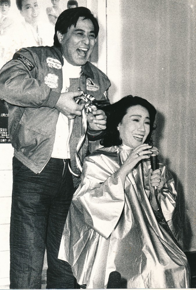 ８５年、妻・朝丘雪路さんの役作りのために髪を切る津川雅彦さん