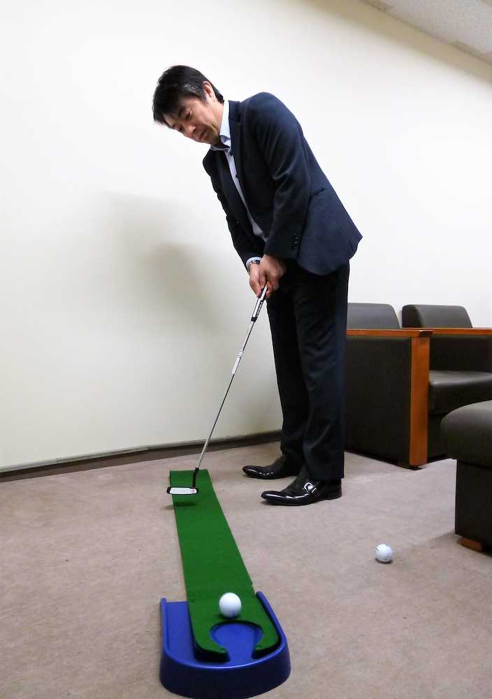 趣味のゴルフのパット練習をする久保王将。ベストスコアは８６。将棋は左手で指すが、ゴルフは右打ち