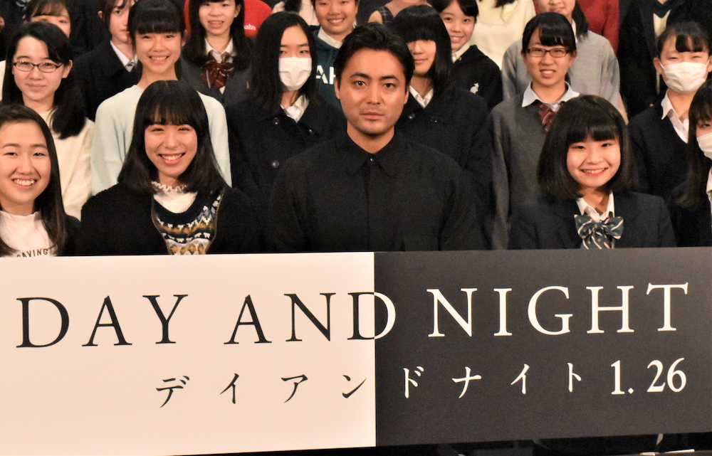 映画「デイアンドナイト」の試写会に出席した山田孝之（右から２人目）