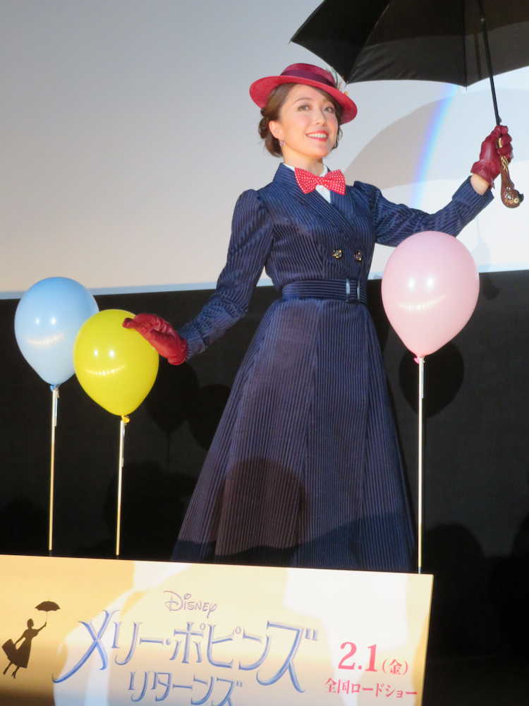 メリー・ポピンズの扮装で日本版エンドソングを披露した平原綾香