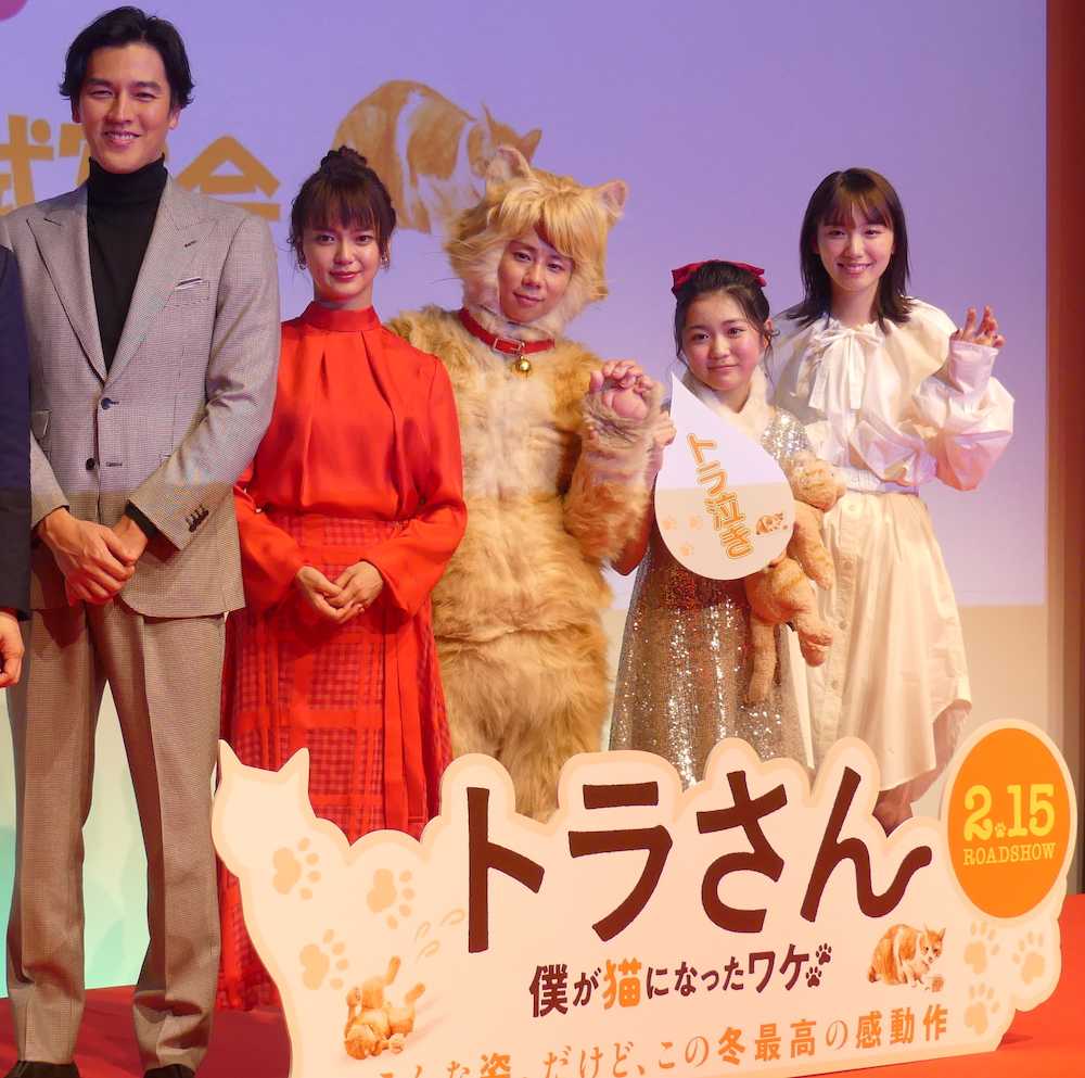 映画「トラさん〜僕が猫になったワケ〜」の舞台あいさつに出席した（左から）要潤、多部未華子、北山宏光、平澤宏々路、飯豊まりえ