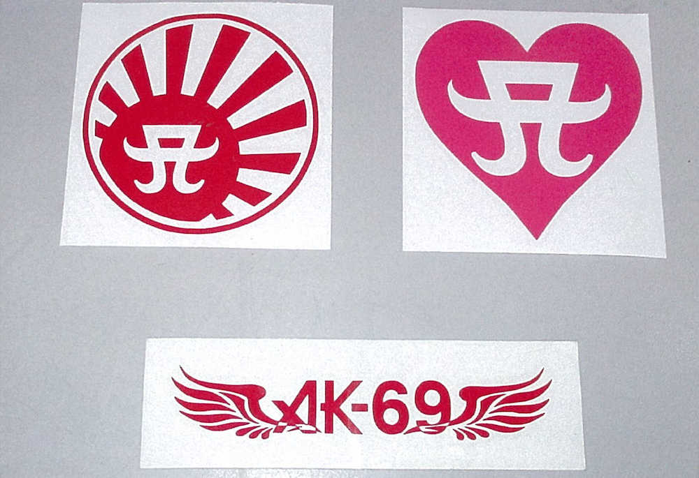 押収された、歌手の浜崎あゆみやアーティストの「ＡＫ―６９」の偽のロゴが入ったステッカー（青森県警提供）