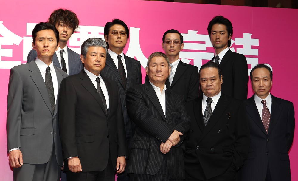 「アウトレイジ　ビヨンド」（１２年）に出演していた新井浩文容疑者（後列左端）