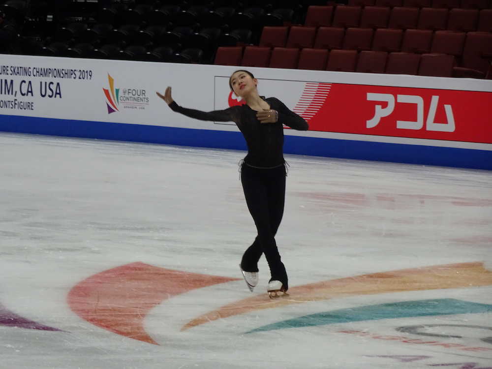 フィギュアスケートの四大陸選手権に出場する紀平梨花は公式練習で汗を流した