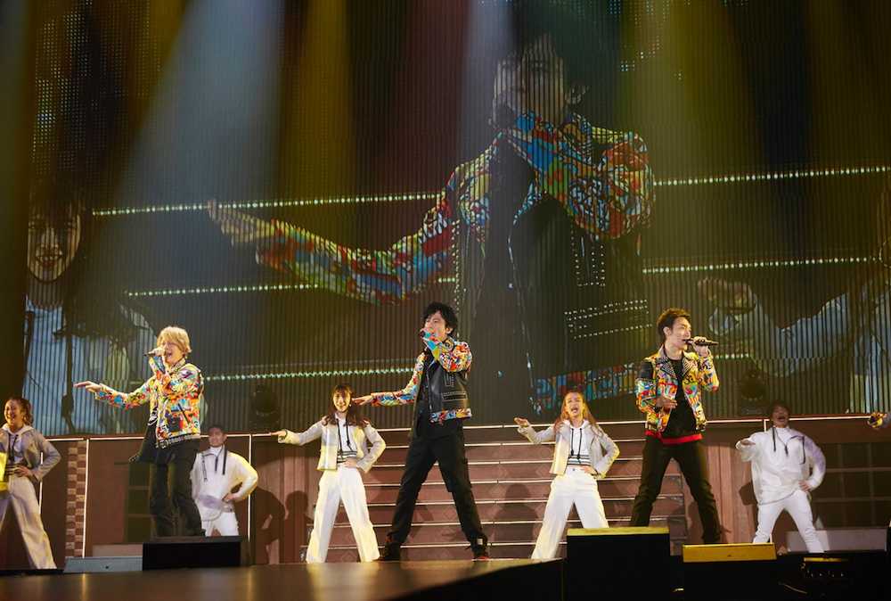 ステージで歌唱する（左から）香取慎吾、稲垣吾郎、草なぎ剛
