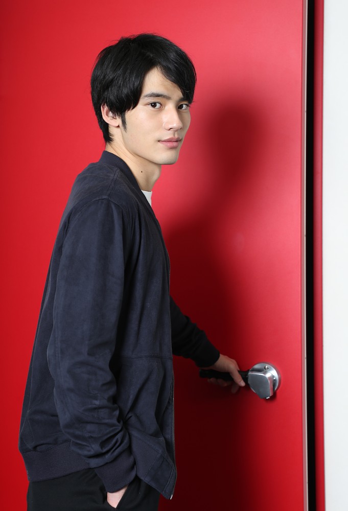「美しい俳優」が目標と言う岡田健史。未来のドアの向こう側には…