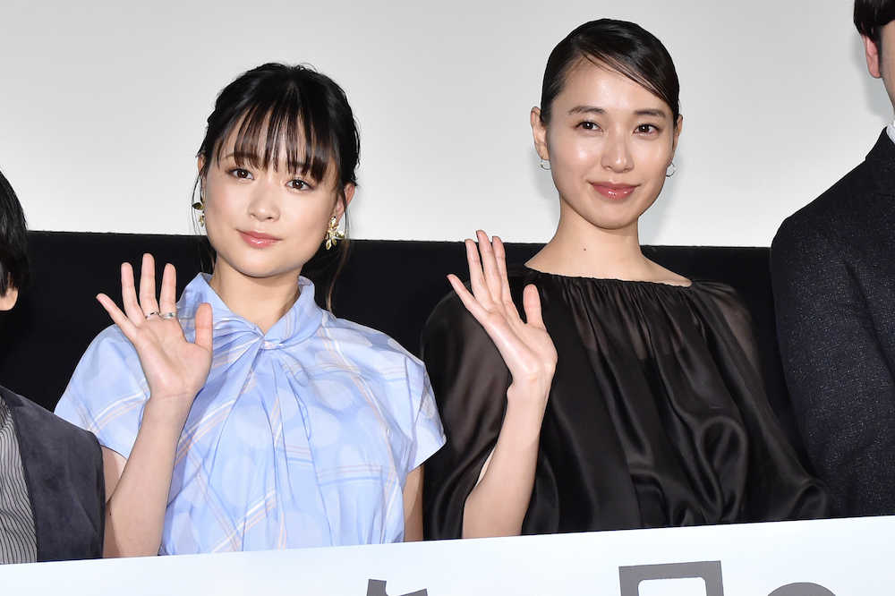 映画「あの日のオルガン」公開記念舞台あいさつに登壇した（左から）大原櫻子、戸田恵梨香