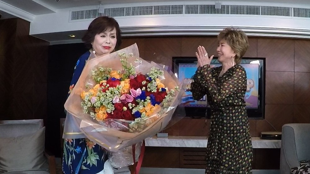 司会を務める「快傑えみちゃんねる」が放送１０００回を迎え、十朱幸代から花束を受け取る上沼恵美子（左）（Ｃ）カンテレ