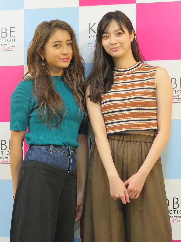 神戸コレクションのステージにトップバッターで登場した新川優愛（右）と池田美優