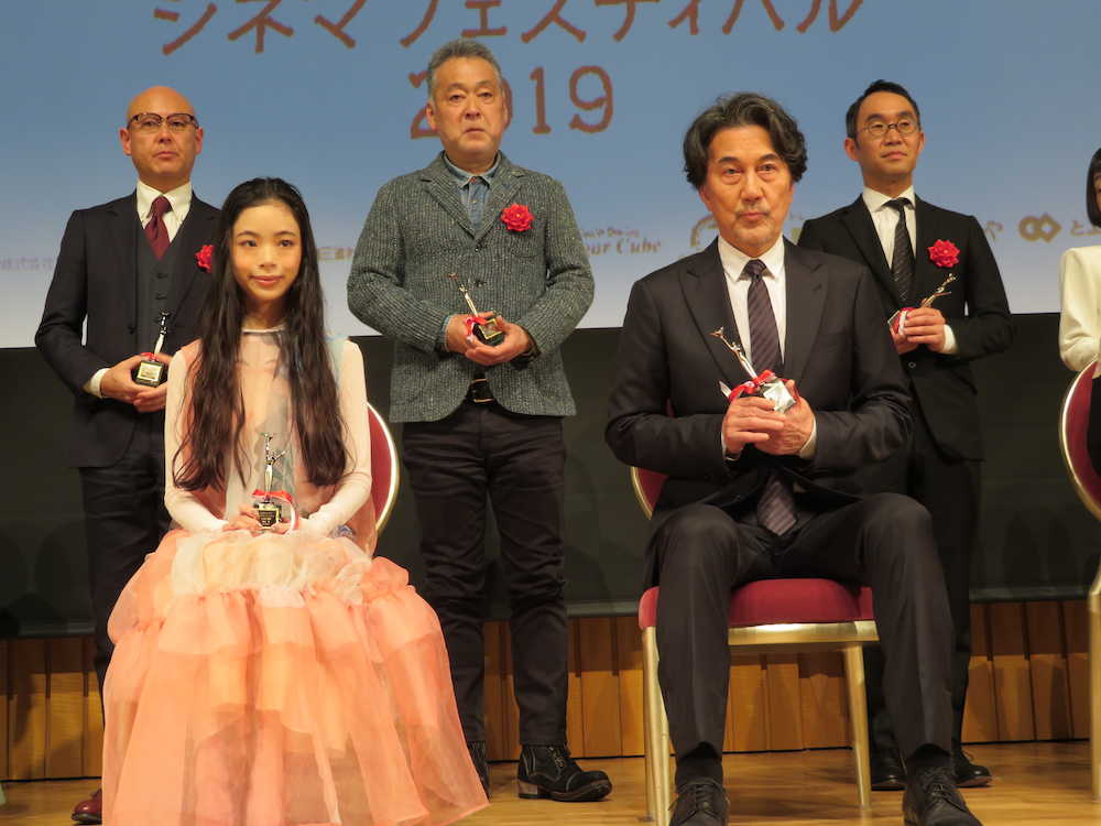 おおさかシネマフェスティバル２０１９表彰式で、「孤狼の血」で主演男優賞を受賞した役所広司（前列右）。左は主演女優賞の趣里