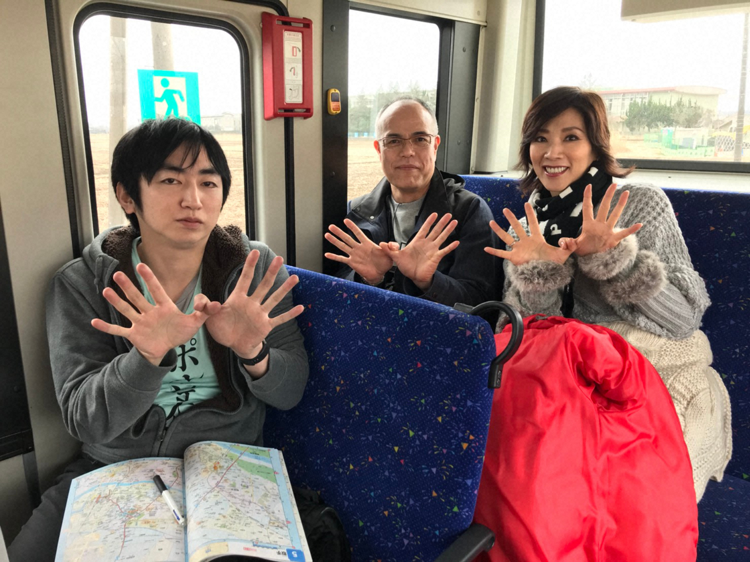 「ローカル路線バス乗り継ぎの旅Ｚ」に出演する（左から）羽田圭介氏、田中要次、真琴つばさ（Ｃ）テレビ東京 