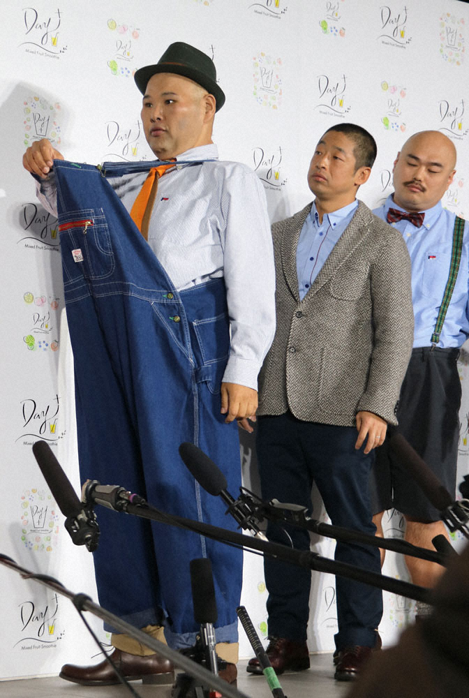 ダイエット前のオーバーオールを着るお笑いトリオ「安田大サーカス」のHIRO（左）。中央は団長安田、右はクロちゃん