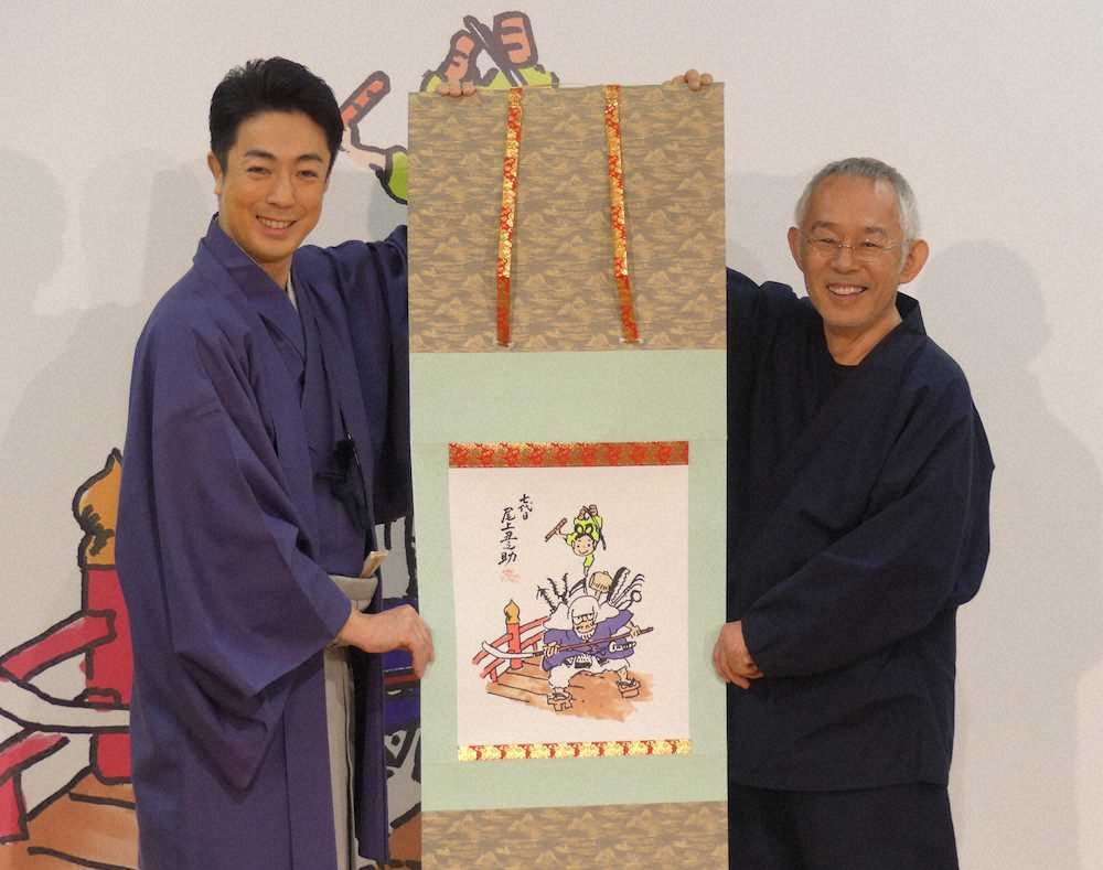 「祝幕」の原画を手にする尾上菊之助（左）とスタジオジブリの鈴木敏夫氏