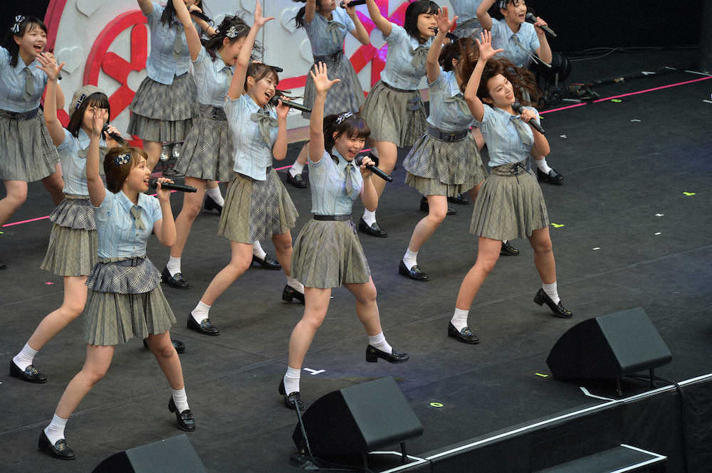 ＜AKB48チーム8公演・2日目＞5周年記念コンサートで元気に踊る、AKB48チーム8（前列左から）山田菜々美、倉野尾成美、左伴彩佳