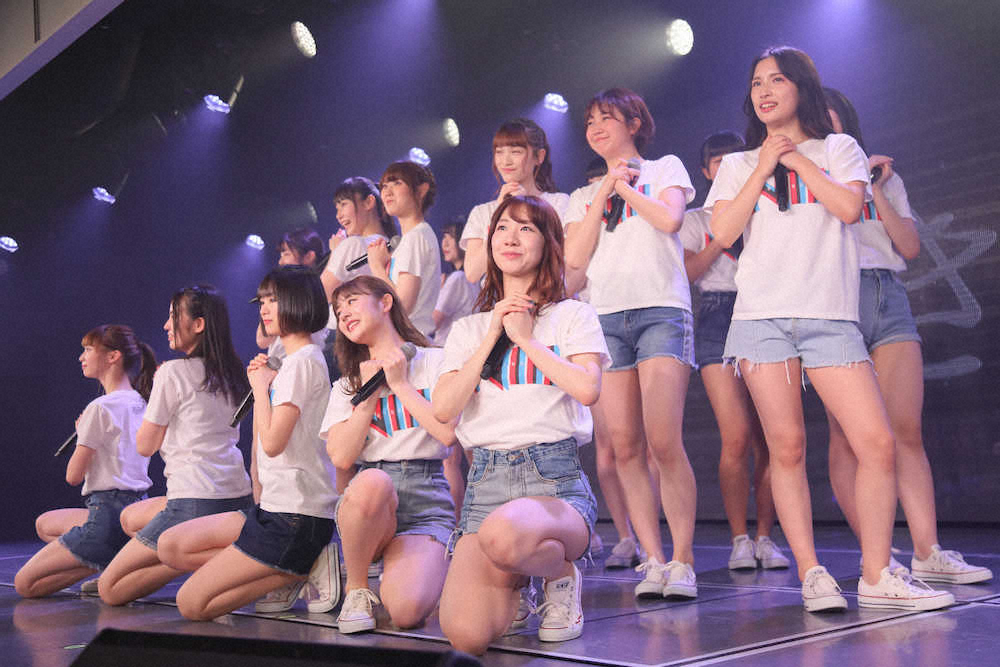 千秋楽公演を行った柏木由紀（手前右端）らNGT48チームN3のメンバー（C）AKS