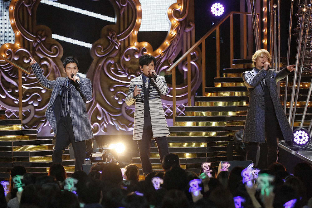 ライブで歌う（左から）草なぎ剛、稲垣吾郎、香取慎吾