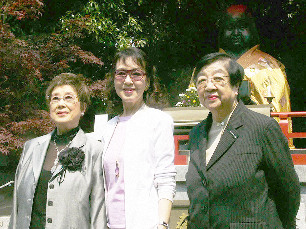 京マチ子さん（中央）右は石井ふく子氏、左は赤木春恵さん（2006年撮影）