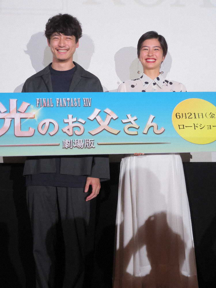 ファンからの黄色い声援に笑顔で応える坂口健太郎（左）と佐久間由衣