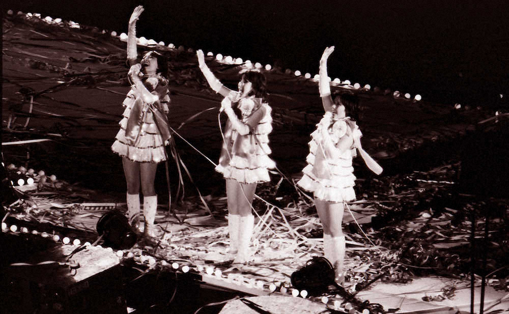 78年4月4日、解散公演のキャンディーズ（左から）藤村美樹、伊藤蘭、田中好子